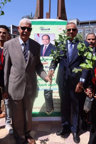 رئيس جامعة المنوفية يشارك في زراعة 800 شجرة مثمرة ضمن حملة هنجملها