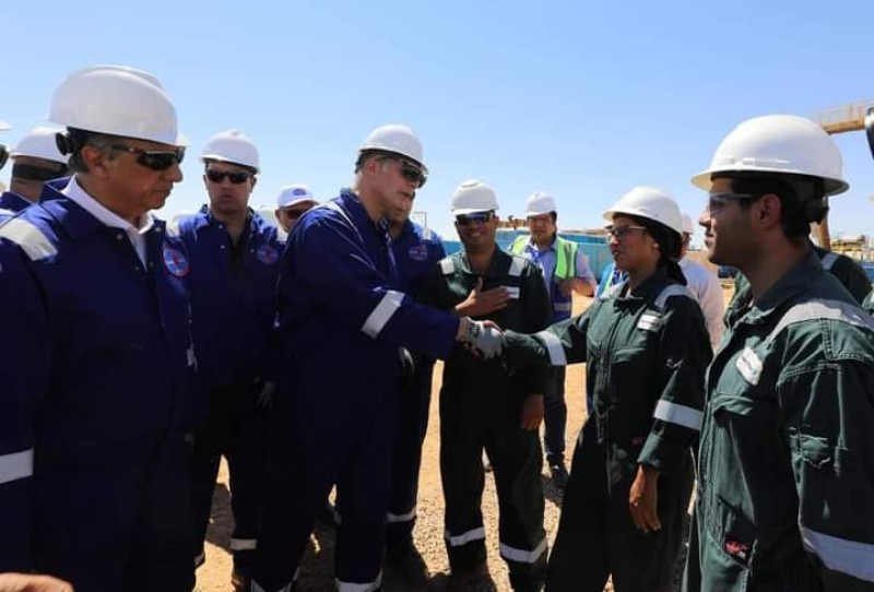 وزير البترول يتفقد أعمال حفار بترولي بحقول خالدة بالصحراء الغربية