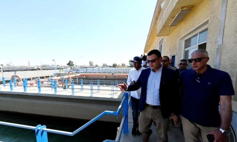 وزير الإسكان يتفقد سير العمل بمحطة مياه الشرب وتوسعاتها بالشيخ زايد