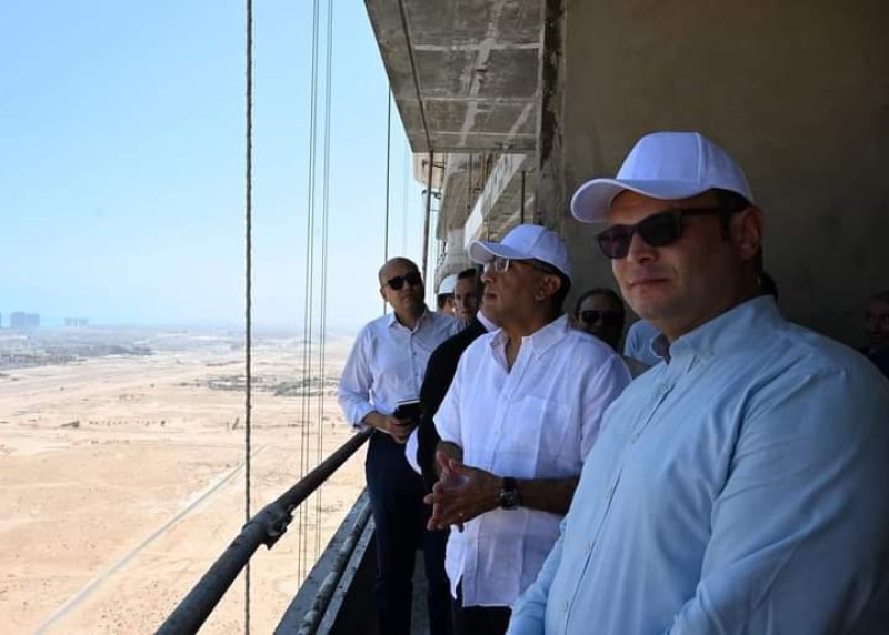 رئيس الوزراء يتفقد مشروع أبراج ”الداون تاون” بمدينة العلمين الجديدة