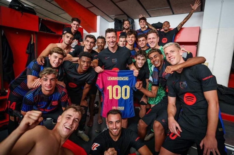 روبرت ليفاندوفسكي يحتفل بمباراته رقم 100 مع برشلونة