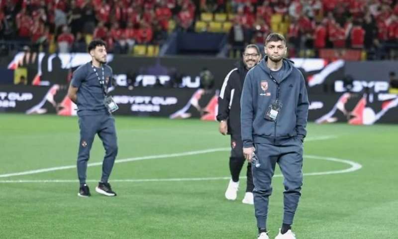 لاعبو الأهلي يتفقدون ملعب المملكة أرينا قبل بدء المباراة