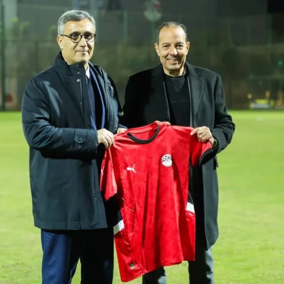 الشربيني يستقبل سفير الجزائر في اتحاد الكرة