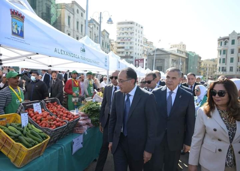 رئيس الوزراء يتفقد سوق اليوم الواحد بمحطة الرمل بالإسكندرية