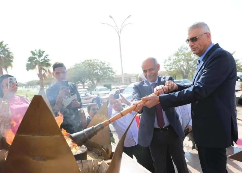 محافظ أسوان يقوم بإيقاد الشعلة أمام رمز الصداقة