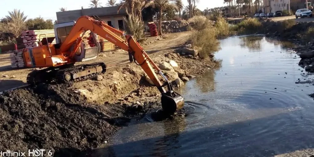 الدفع بالمعدات اللازمة لرفع مخلفات أسمنتية بترعة القفاصين