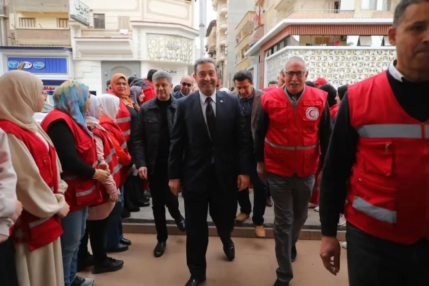 محافظ دمياط يتابع جهود الهلال الأحمر المصرى لتجهيز المساعدات الإنسانية للأشقاء الفلسطينين بقطاع غزة