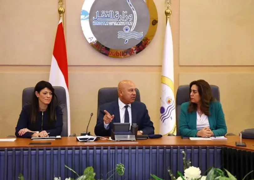 وزير الصناعة يتابع مع عدد من الوزراء والمحافظين الموقف التنفيذي لمشروعات التنمية الصناعية