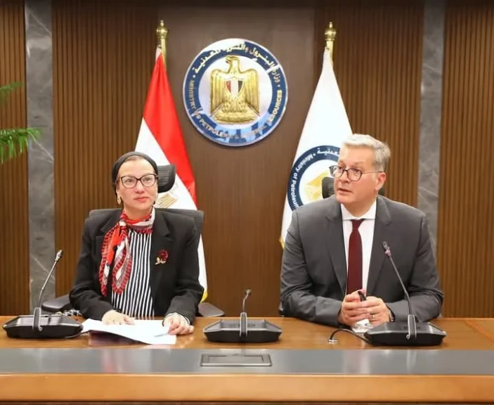 وزيرا البترول والبيئة يناقشان سبل خفض الانبعاثات الكربونية في مصر