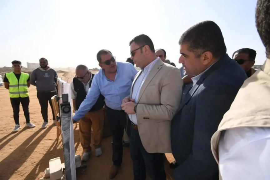 وزير الإسكان يختتم جولته اليوم بتفقد مشروعات تنفيذ شبكات المرافق بمنطقتي جنيفة والرابية
