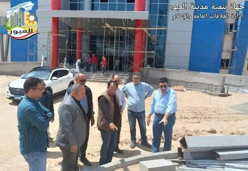 وزير الإسكان يتابع مشروع مستشفى جديد ومجمع ورش حرفية بمدينة العبور