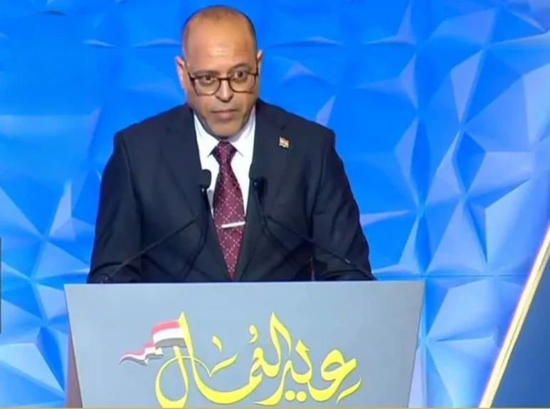 وزير العمل: عمال مصر يقفون صفا واحدا خلف قيادة الرئيس السيسي الحكيمة