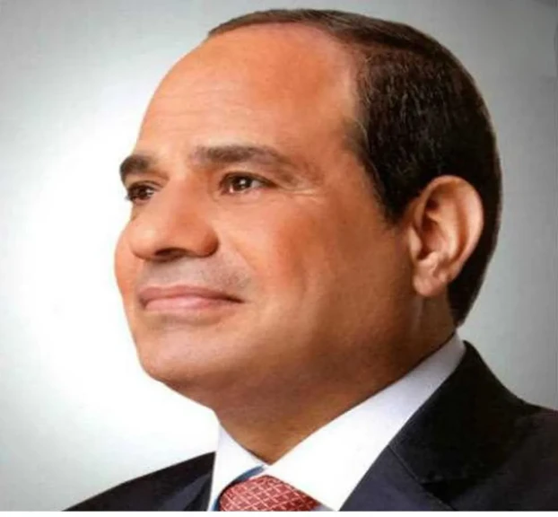رئيس اتحاد عمال مصر يهدي الرئيس السيسي درعا تذكاريا