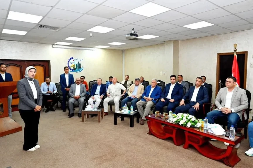 وزير الإسكان يعقد اجتماعاً بمقر جهاز مدينة السويس الجديدة