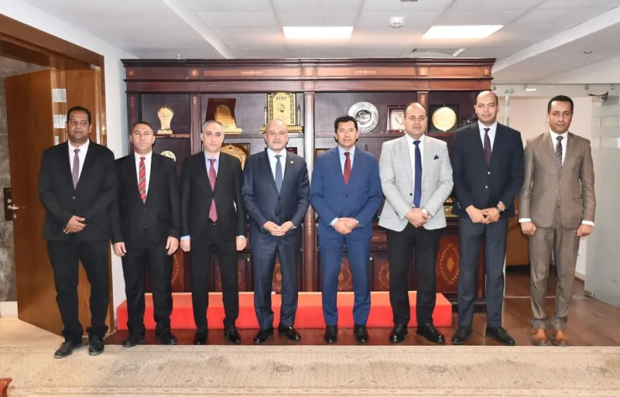 وزير الشباب والرياضة يستقبل رئيس الاتحاد الدولي للسلاح ويكرّمه