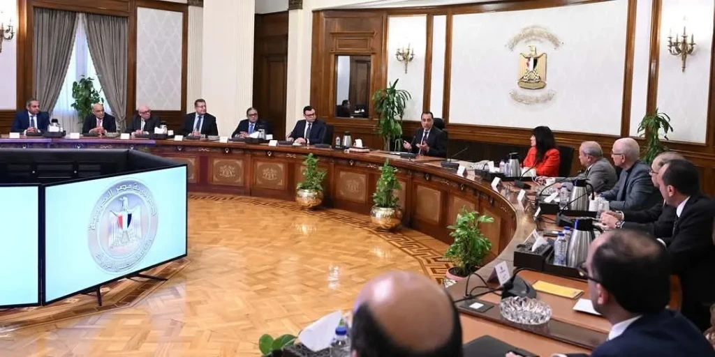 رئيس الوزراء يجتمع مع أعضاء اللجنة الاستشارية للتنمية العمرانية وتصدير العقار