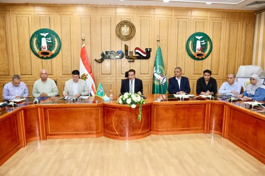 محافظ المنوفية يعقد اجتماعا موسعاً بالأجهزة التنفيذية