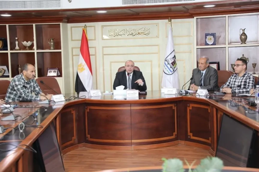 محافظ بني سويف يعقد اجتماعا لمناقشة وتنفيذ خطة متكاملة لضبط الأسواق