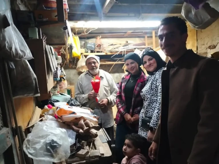محافظة دمياط تنشر البهجة بين العمال وتُهديهم باقات ورد وهدايا وتُعلن عن معارض مجانية لدعم الحرفيين