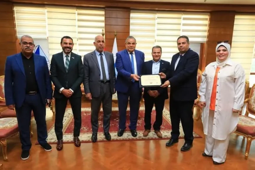 رئيس جامعة كفر الشيخ يسلم شهادة اعتماد برنامج علم النفس الاكلينكي بكلية الاداب