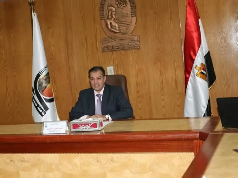 رئيس جامعة جنوب الوادي يجتمع مع فريق وحدة الشهادات والأوراق الثبوتية