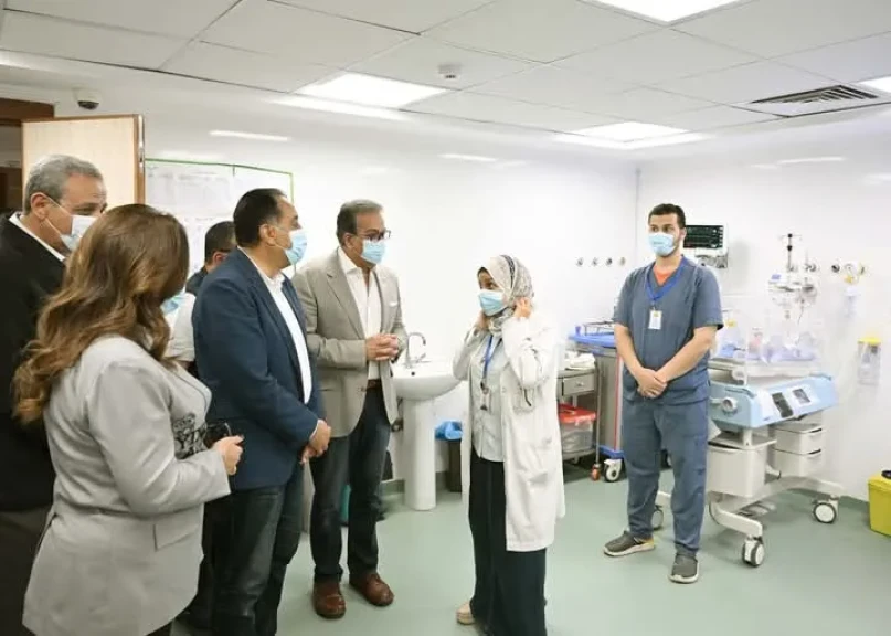 رئيس الوزراء يتفقد مُستشفى محلة مرحوم التخصصي ومشروع تغطية المصرف المواجه لها