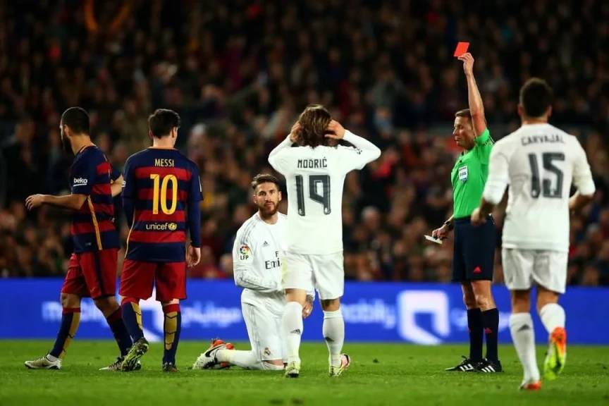 الاتحاد الإسباني يعلن طاقم تحكيم الكلاسيكو المرتقب بين برشلونة وريال مدريد