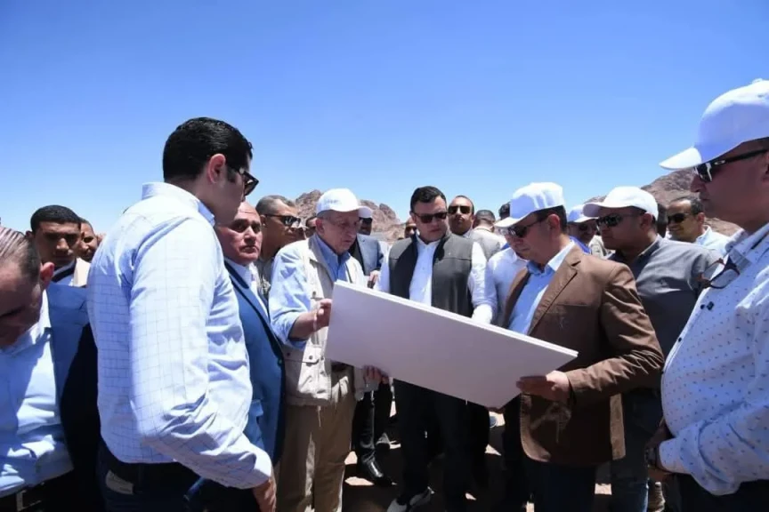 وزير الإسكان يتفقد أعمال تطوير طريقي كمين النبي صالح