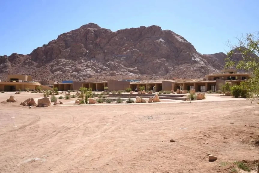 وزير الإسكان يتفقد النزل البيئى الجديد والمنتجع الجبلي