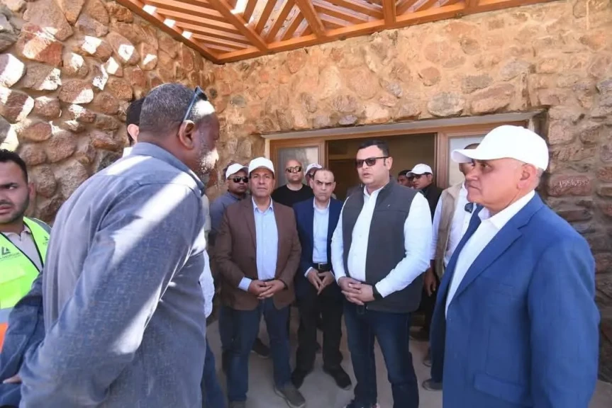 وزير الإسكان يتفقد النزل البيئي القديم والفندق الجبلى ومركز الزوار بمشروع التجلي الأعظم