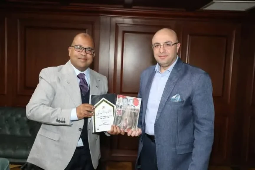 مصطفى أبواليزيد يهدي محافظ بني سويف عملين أدبيين