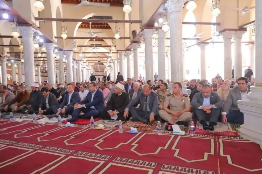 محافظ دمياط يؤدى صلاة الجمعة بمسجد عمرو بن العاص