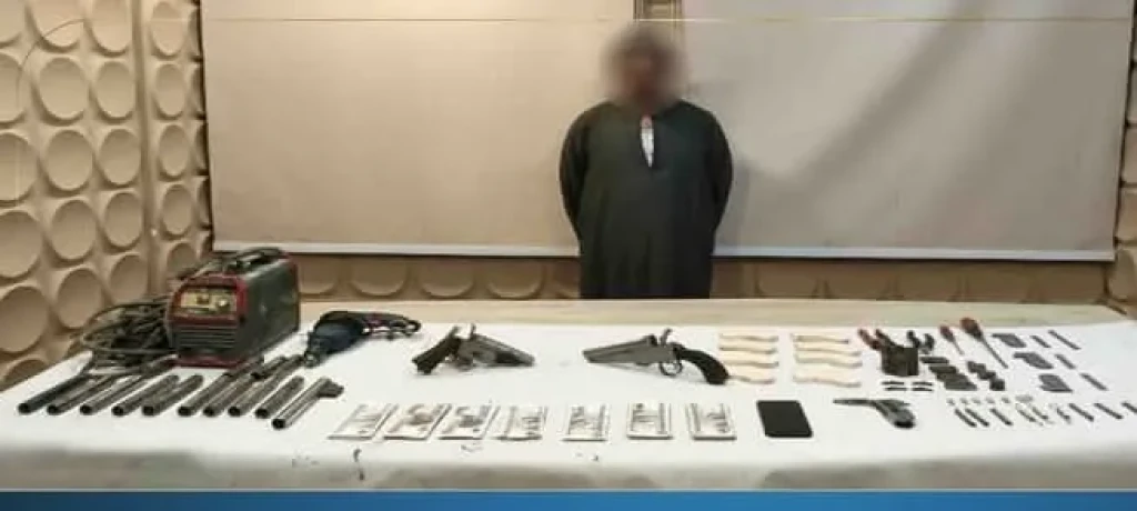 الداخلية: ضبط أحد الأشخاص بإدارة ورشة بمحل سكنه لتصنيع الأسلحة النارية غير المرخصة بقصد الإتجار بها.