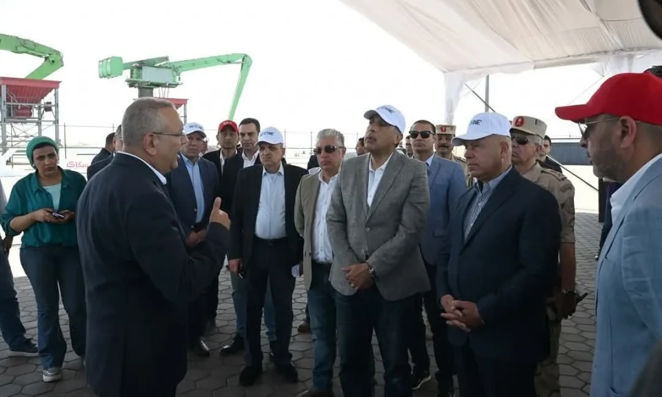 رئيس الوزراء يتفقد مشروعي ”رووتس” و”سكاي للموانيء”