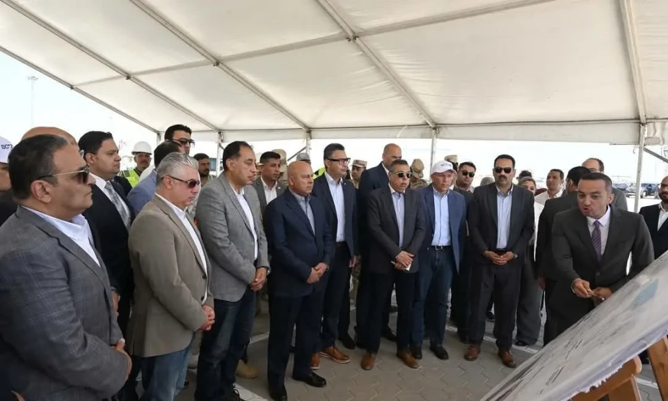 رئيس الوزراء يتفقد محطة دحرجة السيارات (RORO) التابعة لشركة (SCAT)
