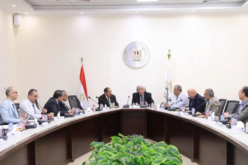 وزير التعليم العالي يعقد اجتماعًا مع أعضاء اللجنة الوزارية لتعيين أعضاء هيئة التدريس والهيئة المعاونة بالمعاهد العليا