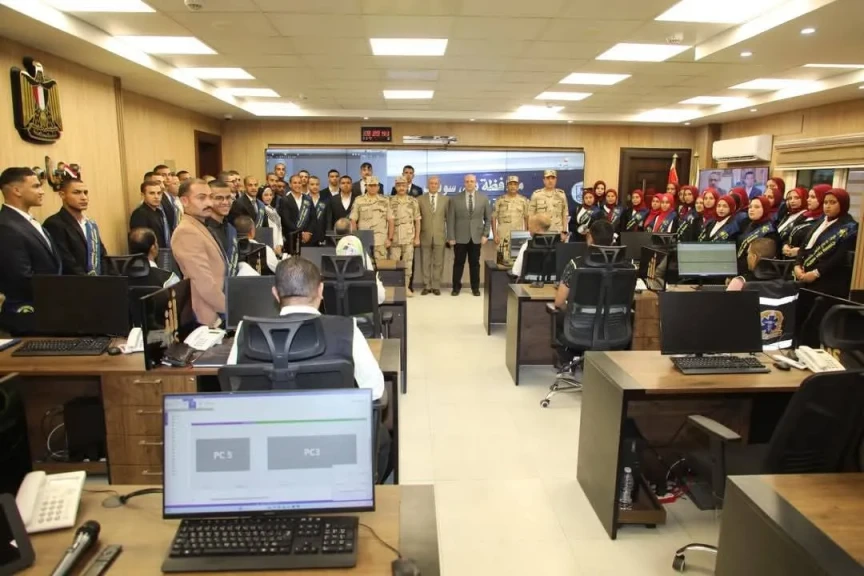 محافظ بني سويف يستقبل عدد من طلاب الجامعة بمركز السيطرة بديوان عام المحافظة