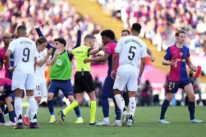 غضب في برشلونة علي الرغم من فوز الكلاسيكو والاقتراب من التتويج بالدوري