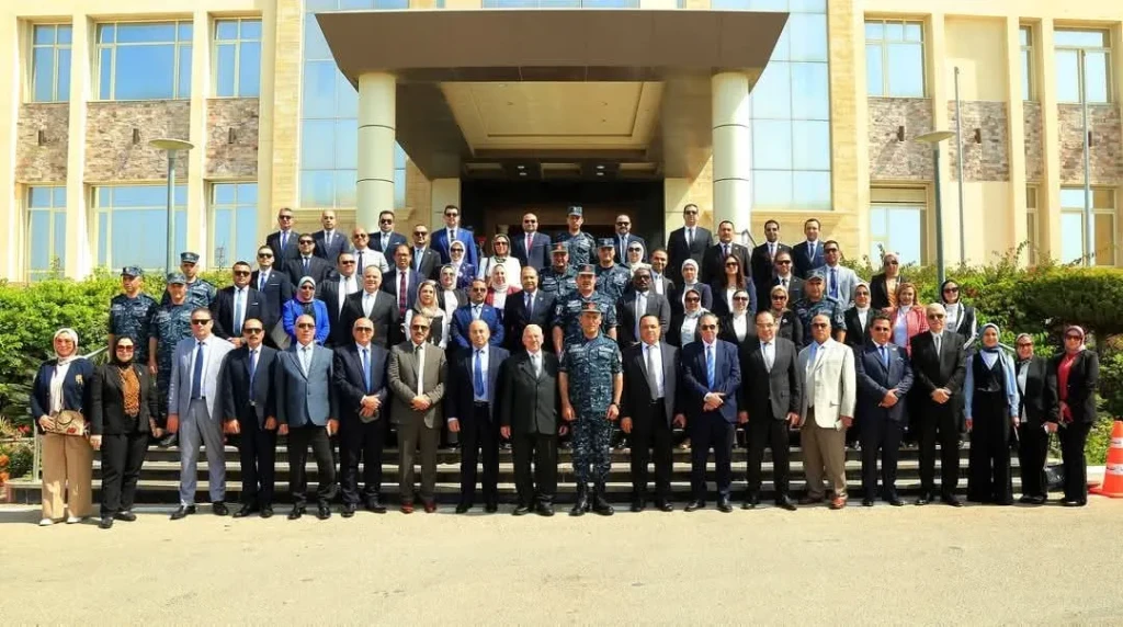 القوات البحرية تستقبل وفداً من أعضاء النادى البحرى للنيابة الإدارية