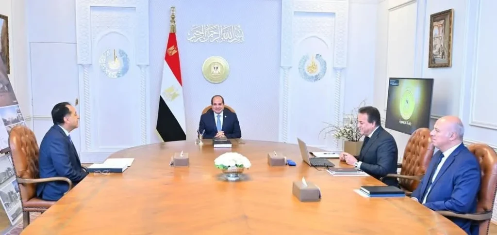 الرئيس السيسي يجتمع مع رئيس الوزراء ووزير الصحة
