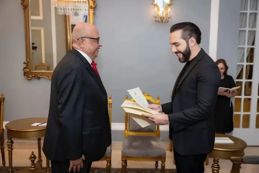 السفير المصري غير المقيم يقدم أوراق اعتماده إلى رئيس السلفادور
