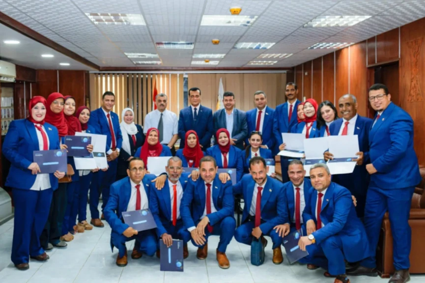 وكيل وزارة التربية والتعليم بسوهاج  يُكرم مركز التطوير التكنولوجي الفائز بالمركز الأول في مسابقة ”سيسكو” العالمية