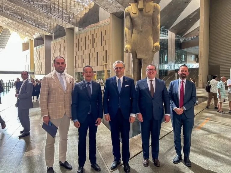 المتحف المصري الكبير يستقبل كبير مستشاري الرئيس الأمريكي للشؤون العربية والشرق الأوسط
