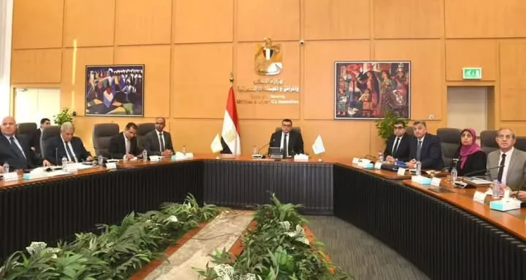 وزير الإسكان يتابع مشروعات مياه الشرب والصرف الصحي  بمحافظتي الغربية ودمياط