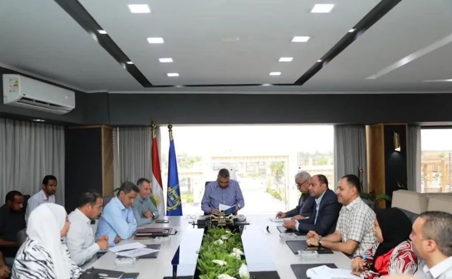 محافظ أسوان يعلن تقديم الدعم لإنجاح منظومة العمل بالمنطقة