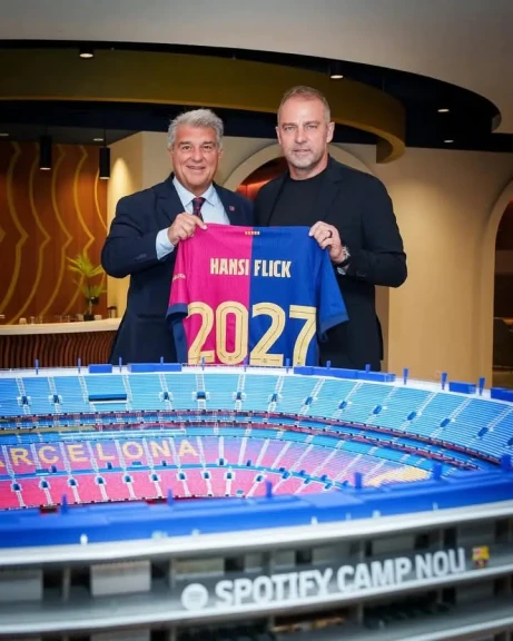 برشلونة يعلن رسميًا تمديد عقد هانز فليك حتى صيف 2027 بعد موسم تاريخي