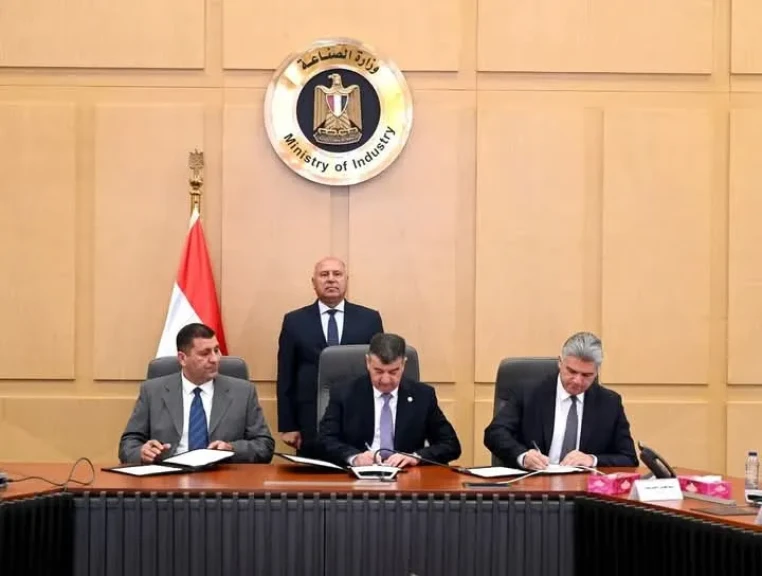 وزير الصناعة والنقل يشهد توقيع عقد تنفيذ أعمال البنية الأساسية لمشروع إعادة تأهيل ترام الرمل