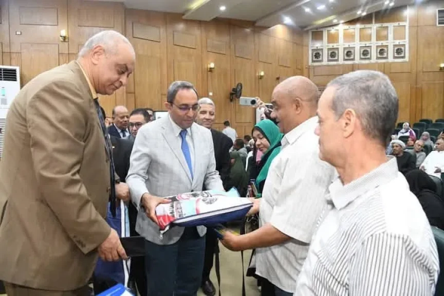 محافظ قنا يُسلم جوازات السفر لـ155 حاجاً من حجاج الجمعيات الأهلية