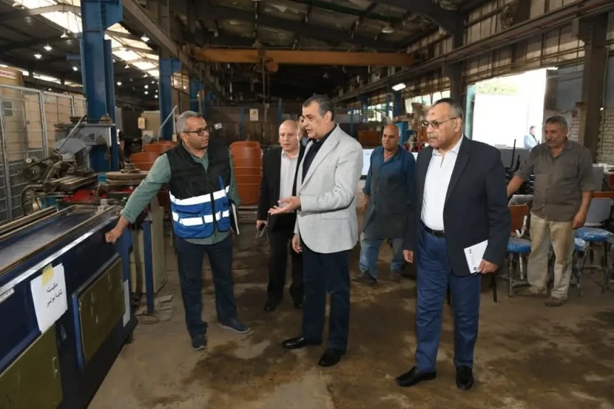 وزير الإنتاج الحربي يفاجيء شركة حلوان لمحركات الديزل (مصنع 909 الحربي)