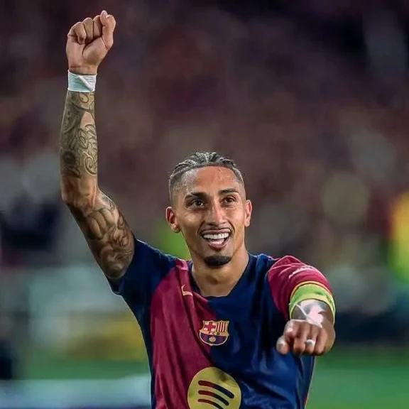 برشلونه يعلن تجديد عقد اللاعب رافينبا حتى عام 2028